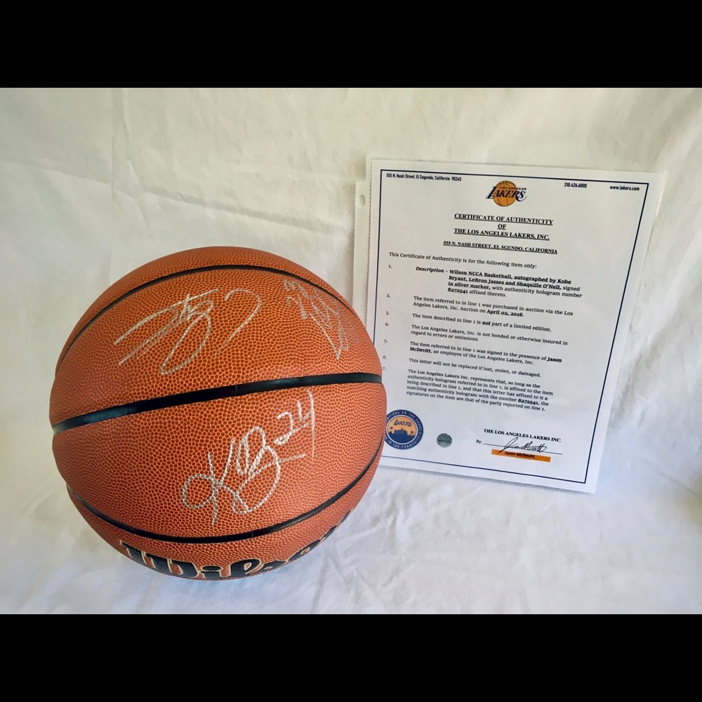 Kobe Bryant autographed basketball w/ Lakers COA